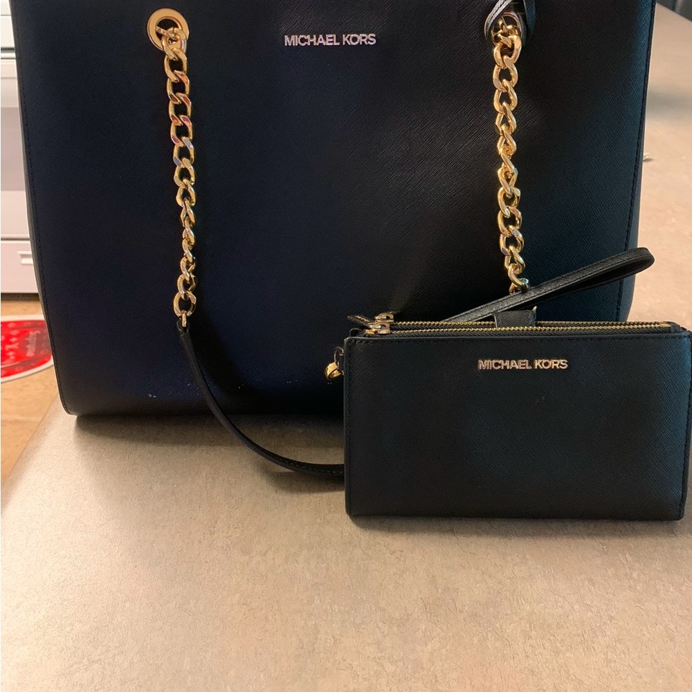 Michael Kors Black and Gold Tote Bag with Elegant Design